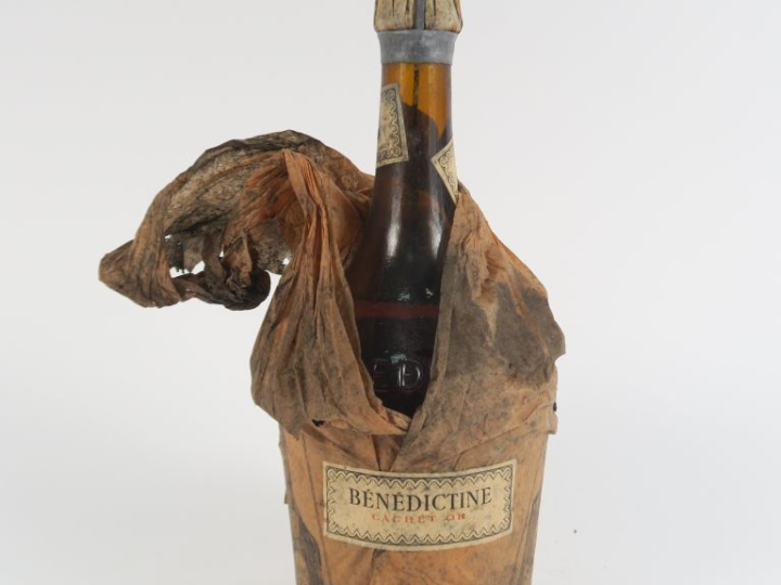 1 VIEILLE BOUTEILLE BÉNÉDICTINE DOM 'B AND B' CACHET OR - PAPIER DE SO