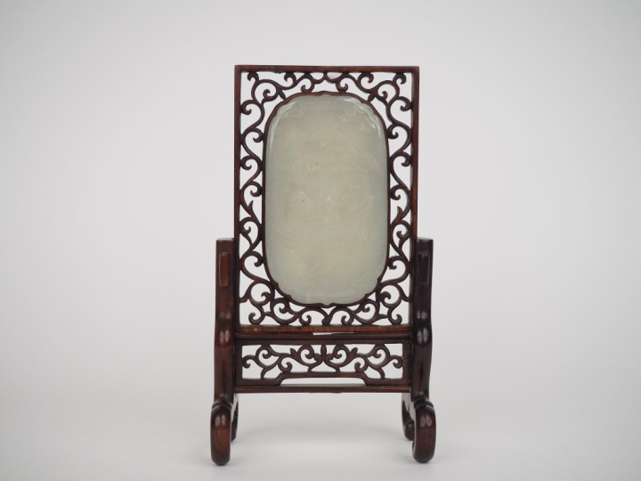 Chine, fin de l'époque Qing, Ecran de lettré en bois, à décor ajouré d