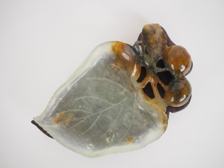 Chine, XIXe siècle,  Rince pinceaux en agate veiné de rouille et de ve