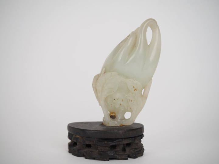 Chine, XIXe siècle, Sujet en jade blanc céladoné reprenant la forme d’