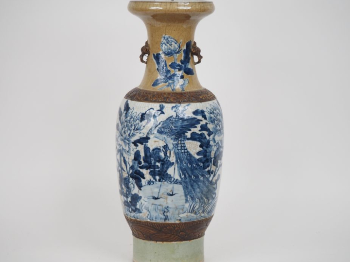 Grand vase balustre en porcelaine richement décoré d'oiseaux parmi des
