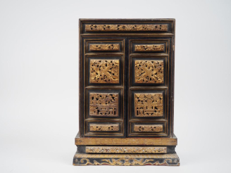Vente aux enchères Petit armoire en bois de Ningbo ouvrant à 2 portes à décor de fleurs o