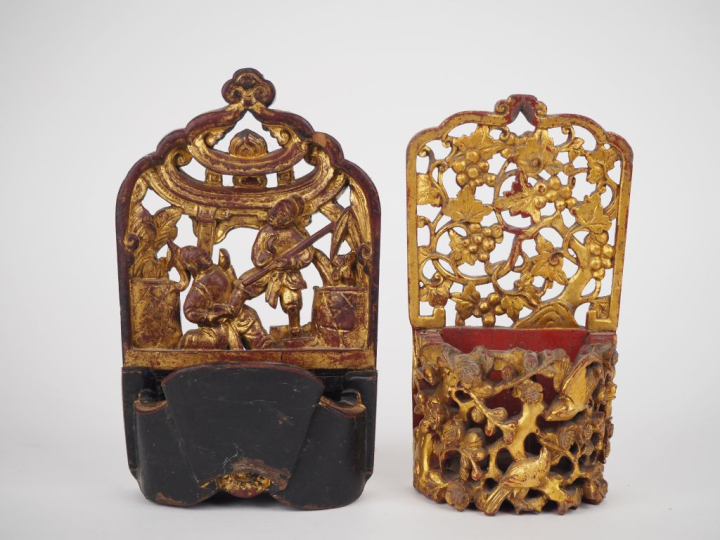 Ningbo vers 1900, Deux appliques, en bois laqué rouge et or, à décor a