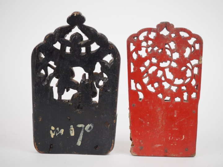 Ningbo vers 1900, Deux appliques, en bois laqué rouge et or, à décor a