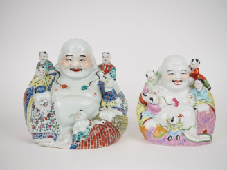 Vente aux enchères Chine, seconde moitié du Xxe siècle,  Un bouddha milefo en porcelaine 