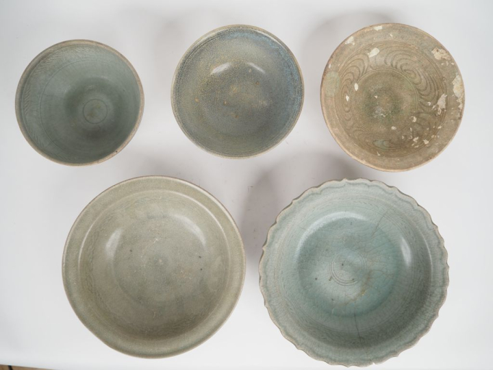 5 coupes en céramique céladon. Chine pour l'exportation et sud est asi