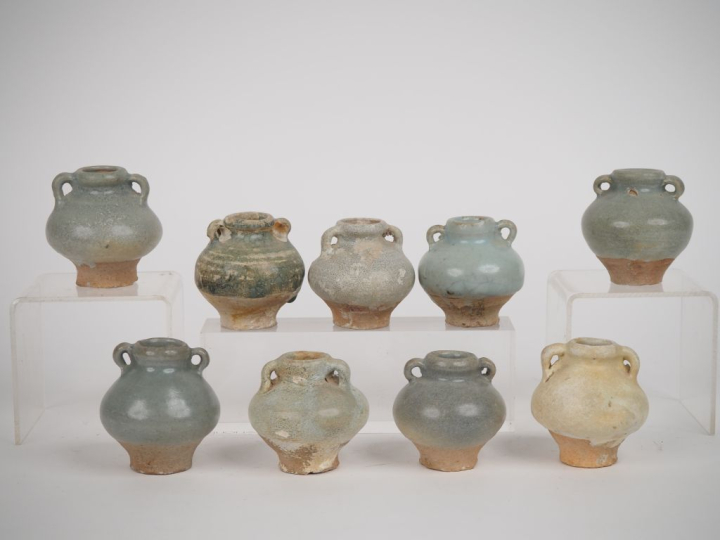 9 petites jarres globulaires en céramique céladon. Chine pour l'export