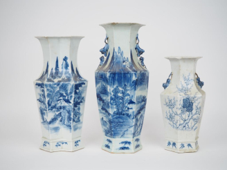 Vente aux enchères Chine, époque Guangxu vers 1880 Trois vases de forme hexagonale en por