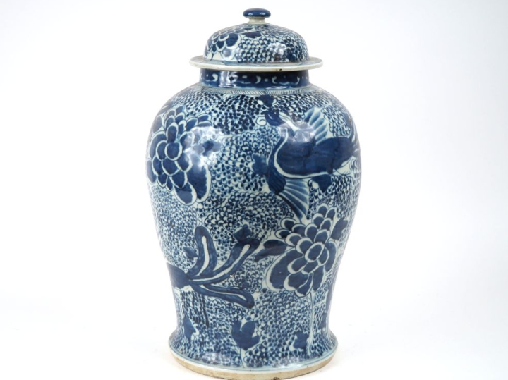 Chine, vers 1900, Potiche couverte en porcelaine bleu blanc à décor de