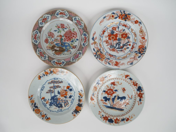 Chine XVIIIe siècle,  Trois assiettes en porcelaine à décor dit "imari