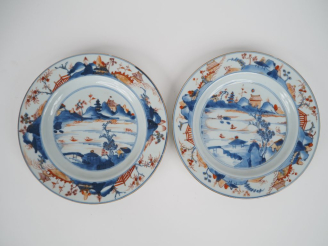 Vente aux enchères Chine XVIIIe siècle,  Deux assiettes en porcelaine à décor dit "imari 