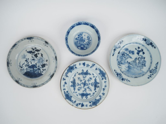 Vente aux enchères Compagnie des Indes XVIIIe,  Trois assiettes en porcelaine bleu blanc 