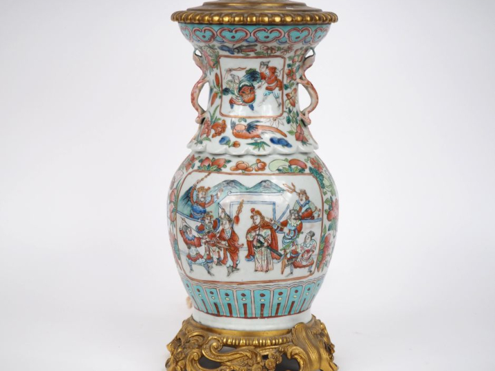 Vase balustre à col renflé en corolle, en porcelaine et émaux de la fa