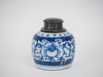 Vente aux enchères Chine, fin XIXe siècle,  Pot globulaire en porcelaine bleu blanc, à dé