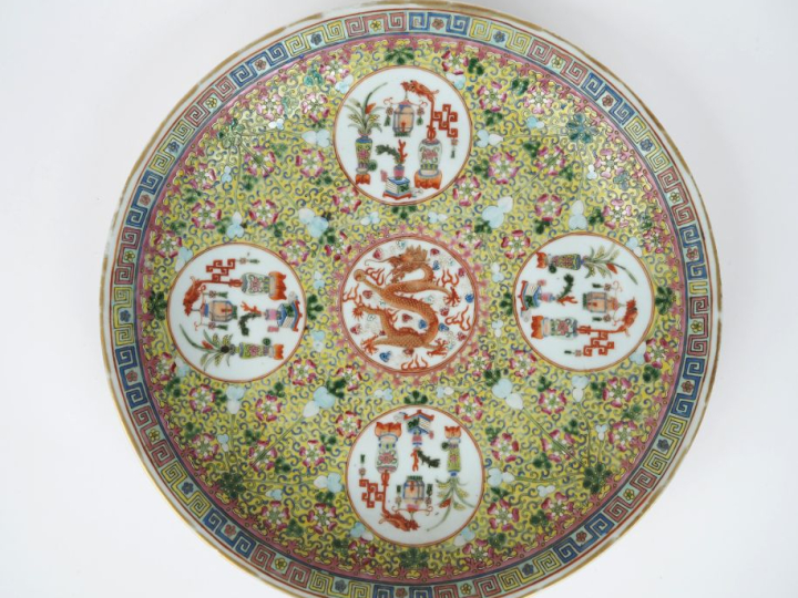 Chine Xxe siècle, Important plat en porcelaine et émaux polychromes, à