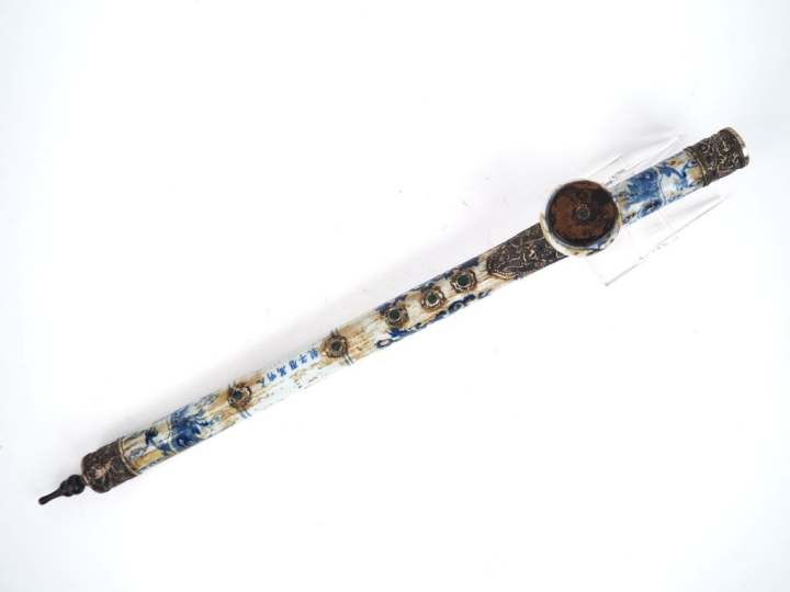 Chine, travail moderne dans le style des Ming Pipe à opium en porcelai