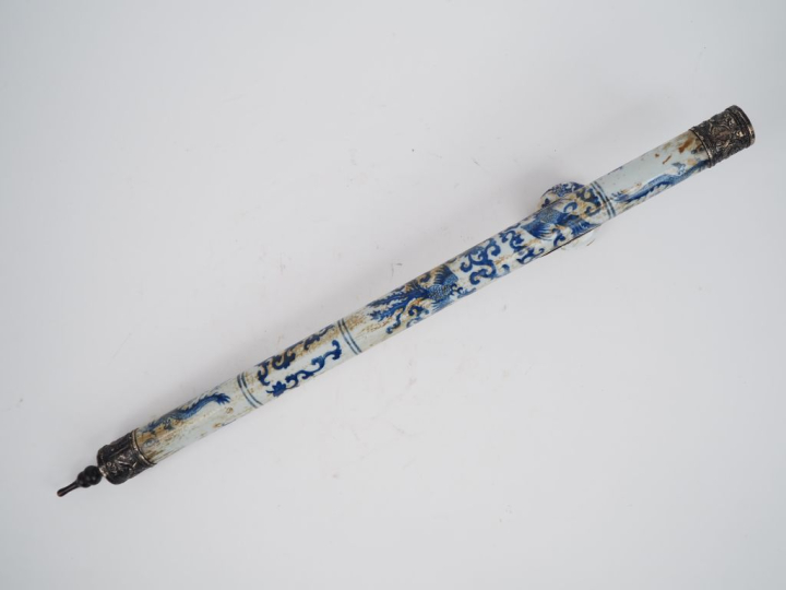 Chine, travail moderne dans le style des Ming Pipe à opium en porcelai
