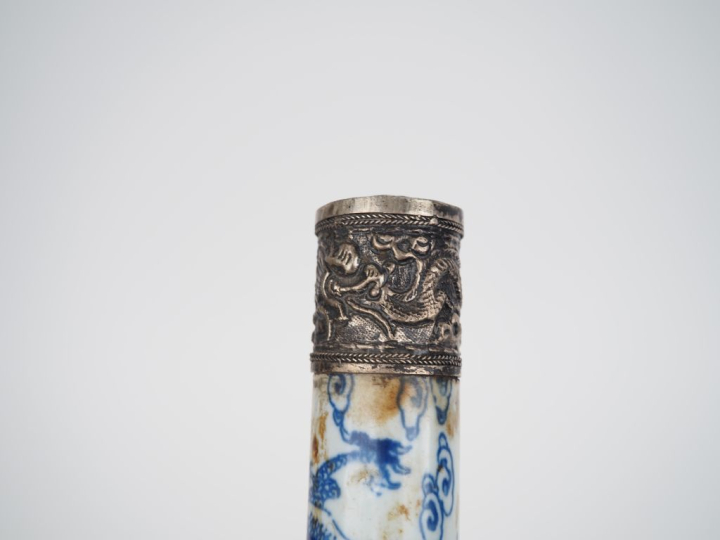 Chine, travail moderne dans le style des Ming Pipe à opium en porcelai