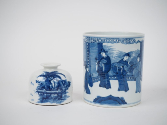 Vente aux enchères Chine Xxe siècle,  Deux objets de lettrés en porcelaine bleu blanc com