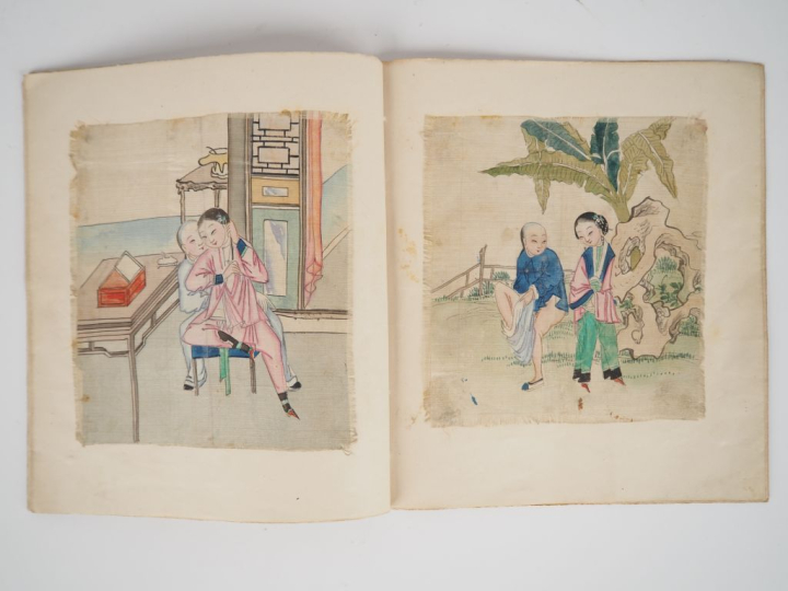Chine, début Xxe siècle, Album comprenant dix gouaches sur soie, repré