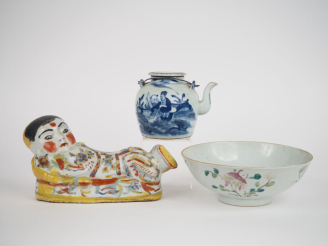 Vente aux enchères Chine, fin XIXe siècle,  Trois porcelaines comprenant une theière à dé