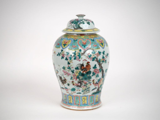 Vente aux enchères Chine fin XIXe siècle,  Potiche couverte en porcelaine et émaux de sty
