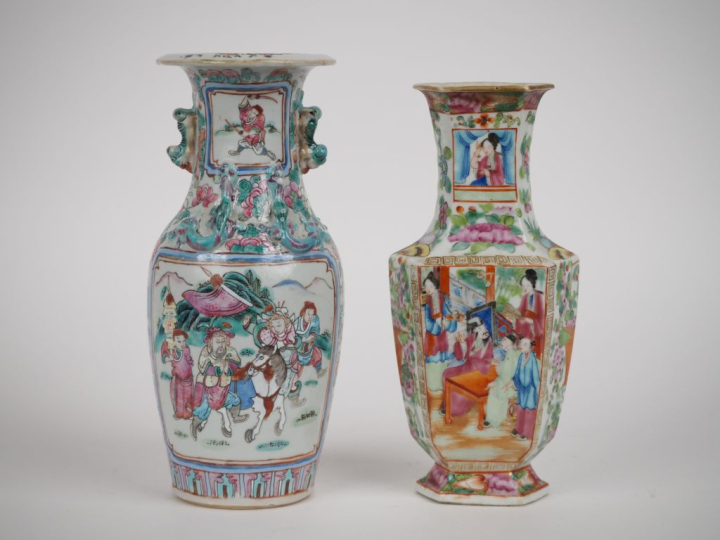 2 vases de forme balustre en porcelaine de Canton à décor de personnag