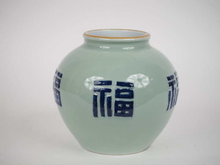 Pot à Gingembre en porcelaine et email Céladon à décor de calligraphie
