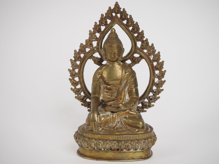 Chine, travail moderne,  Statuette en cuivre représentant bouddha sur 