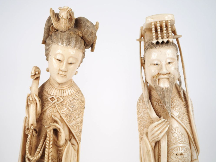 Chine, vers 1920  Deux grandes statuettes en ivoire, représentant un c