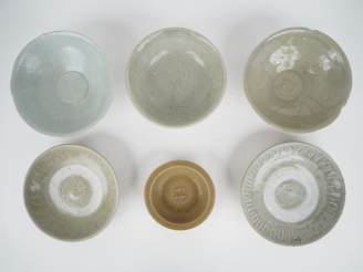 Vente aux enchères Chine, Annam du XVe au XVIIe siècle, Six coupes et bols en céramique é