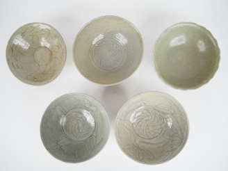 Vente aux enchères Chine, Annam du XVe au XVIIe siècle, 5 coupes et bols en céramique éma