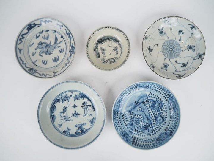Chine, du XVIe au XVIIIe siècle,  Cinq coupes en porcelaine bleu blanc