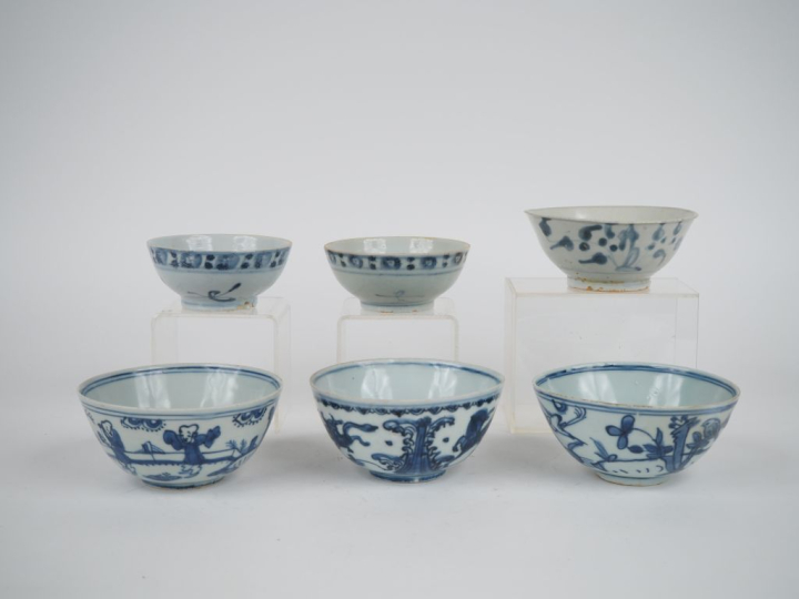 Chine, du XVIe au XVIIIe siècle,  6 bols en porcelaine bleu blanc à dé