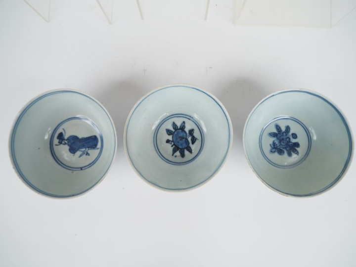 Chine, du XVIe au XVIIIe siècle,  6 bols en porcelaine bleu blanc à dé