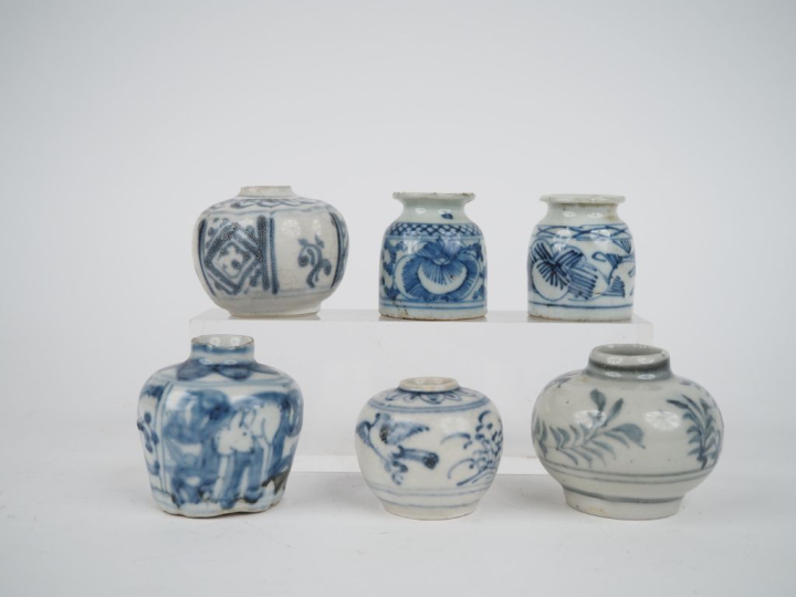 Chine, du XVe au XVIe siècle, 6 petites jarres en céramique bleu blanc