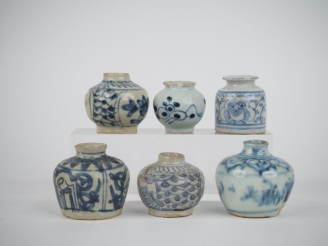 Vente aux enchères Chine, du Xve au XVIe siècle, 6 petites jarres en céramique bleu blanc