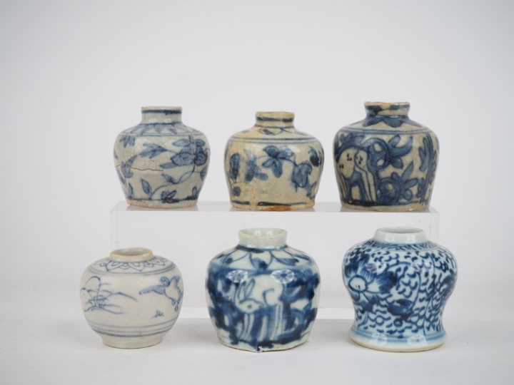 Chine, du XVe au XVIe siècle, 6 petites jarres en céramique bleu blanc