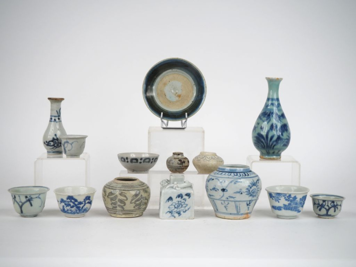 Chine, du XVe au XVIe siècle, 14 petites jarres, bols et vases en céra