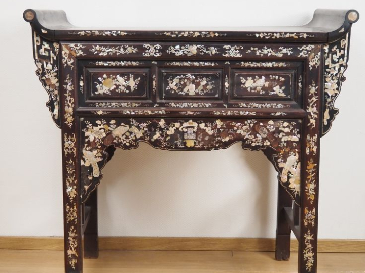 Importante console reposant sur 4 pieds en bois de palissandre "dalber