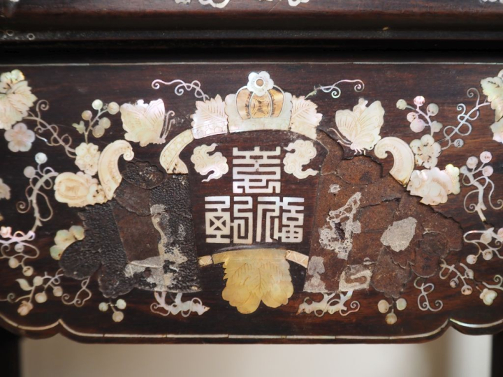 Importante console reposant sur 4 pieds en bois de palissandre "dalber