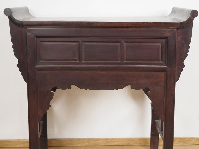 Importante console reposant sur 4 pieds en bois de palissandre "dalber