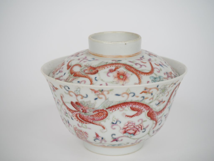Chine, fin XIXe siècle,  Coupe couverte, en porcelaine et émaux de la 