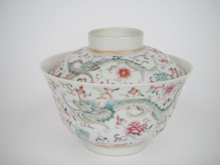 Chine, fin XIXe siècle,  Coupe couverte, en porcelaine et émaux de la 