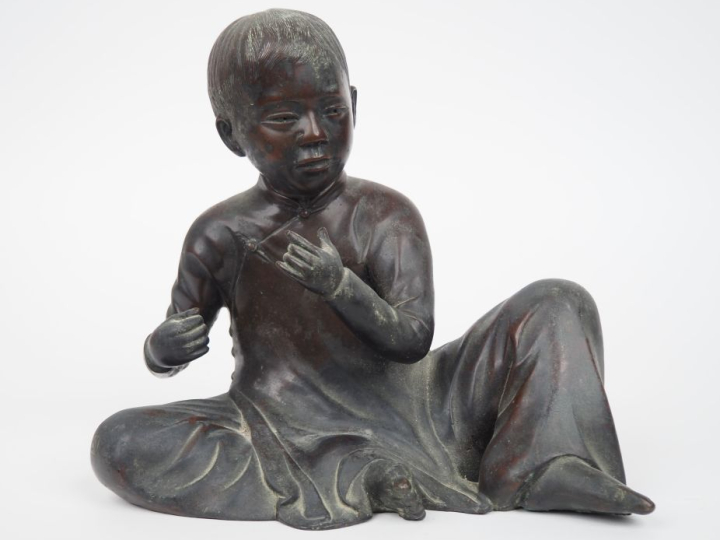 Indochine XXe siècle, Bronze patiné représentant un jeune enfant. Oxyd
