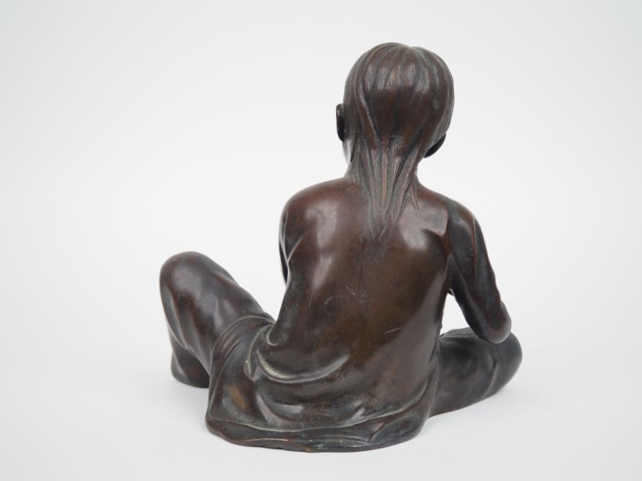 Indochine XXe siècle, Bronze patiné représentant un jeune enfant. Oxyd