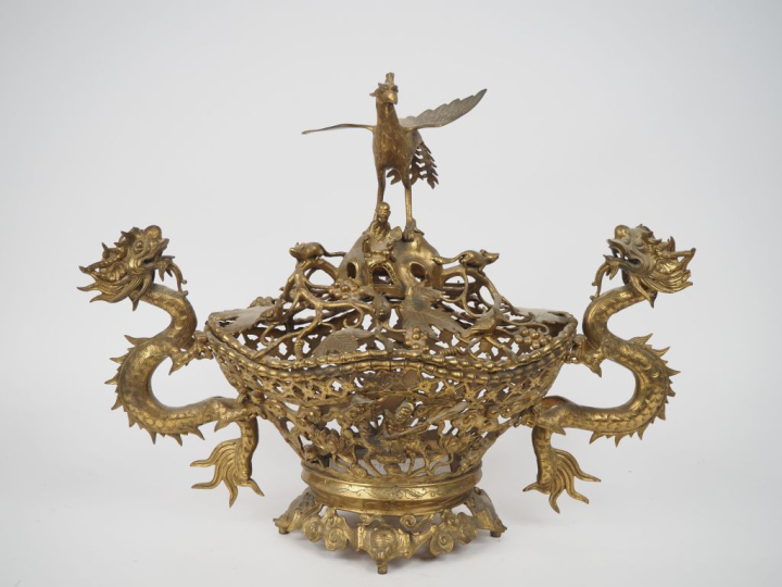 Indochine vers 1920, Important diffuseur à parfums en bronze, reposant