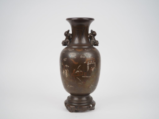 Vente aux enchères Indochine vers 1920. Vase balustre en bronze à décor niellé d'argent d