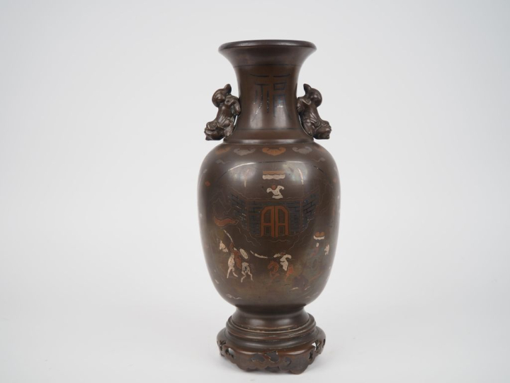 Indochine vers 1920. Vase balustre en bronze à décor niellé d'argent d