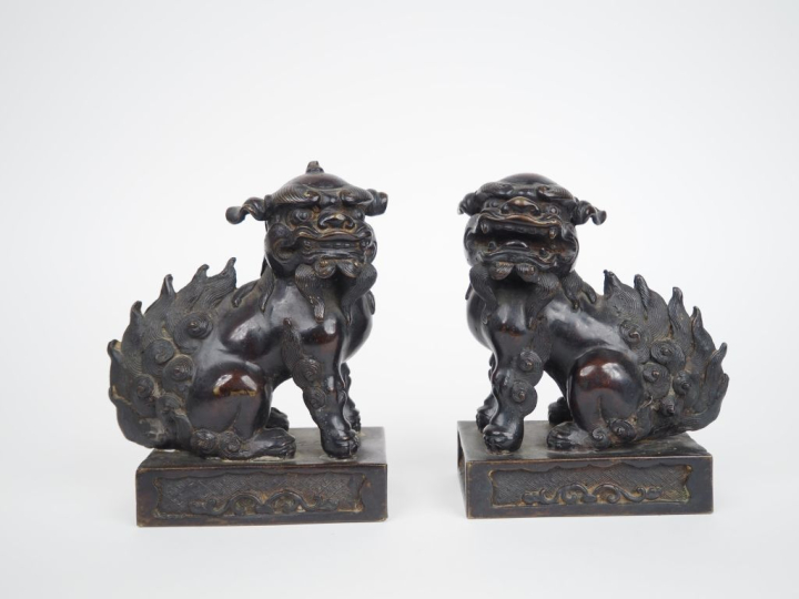 Indochine XXe siècle, Paire de lions bouddhiques en bronze reposant as